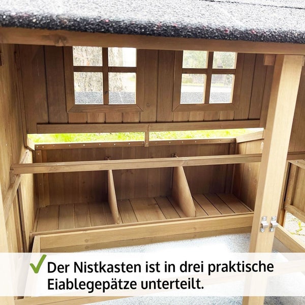 Hühnerstall Innenansicht mit Nistkasten aus Holz, unterteilt in drei separate Eiablegeplätze.