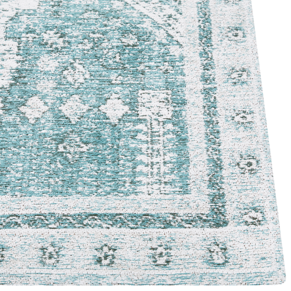 Teppich mit türkisfarbenem Vintage-Muster und orientalischen Ornamenten in der Nahaufnahme.