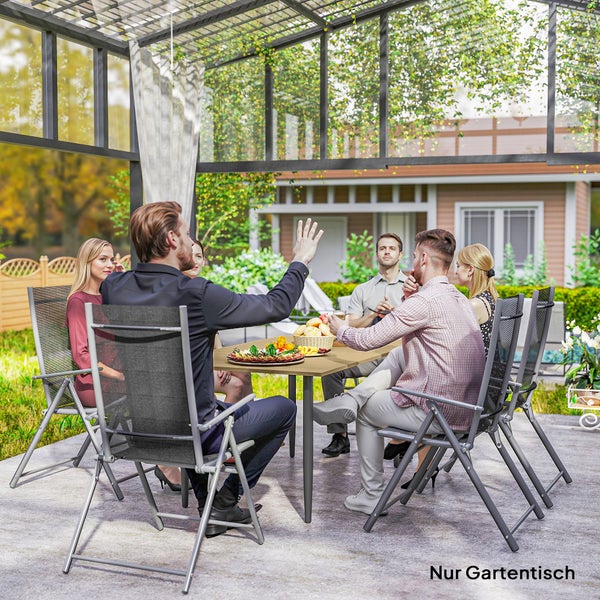 Rechteckiger Gartentisch in Holzoptik auf einer hellen Terrasse, umgeben von Personen in geselliger Runde beim gemeinsamen Essen im Freien.
