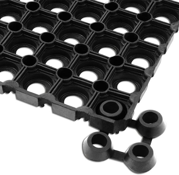 Schwarze Ringgummimatte aus Gummi mit Verbindungselement zum Zusammenstecken mehrerer Matten.