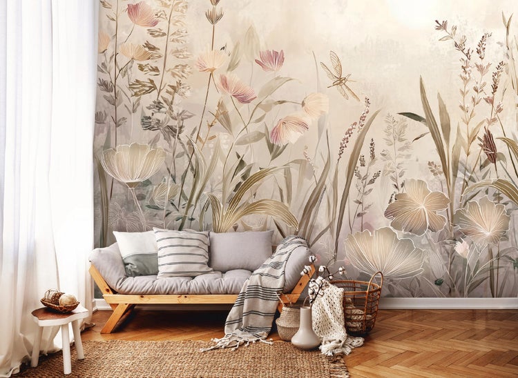 Wohnzimmer mit floraler Fototapete, Sofa, Teppich und Dekoration für ein gemütliches Ambiente.