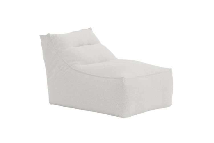 Sitzsack-Sessel in L-Form mit weißem Teddy-Stoff.