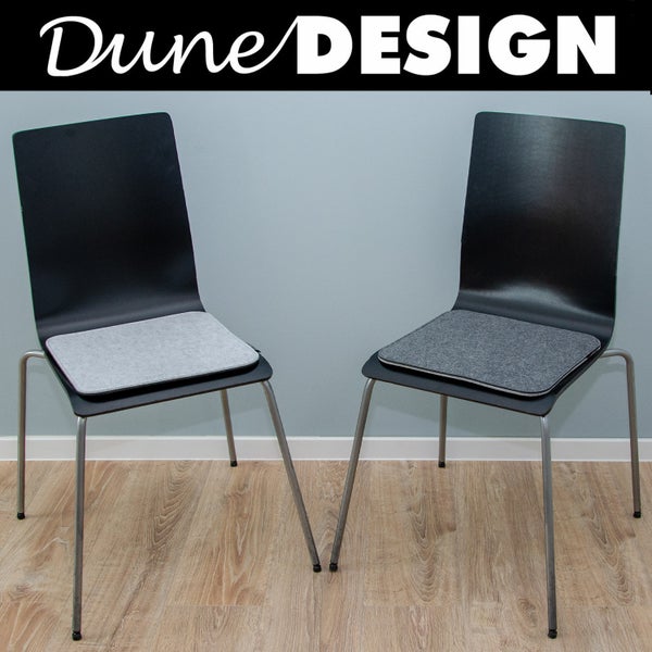 Zwei schwarze Design Stühle mit grauen Filz Sitzkissen auf Metallbeinen und Dune Design Logo.
