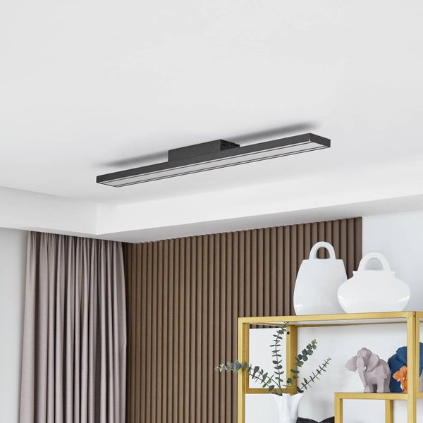 Moderne, flache LED-Deckenleuchte in rechteckiger Form, montiert an einer weißen Decke in einem hellen Raum.