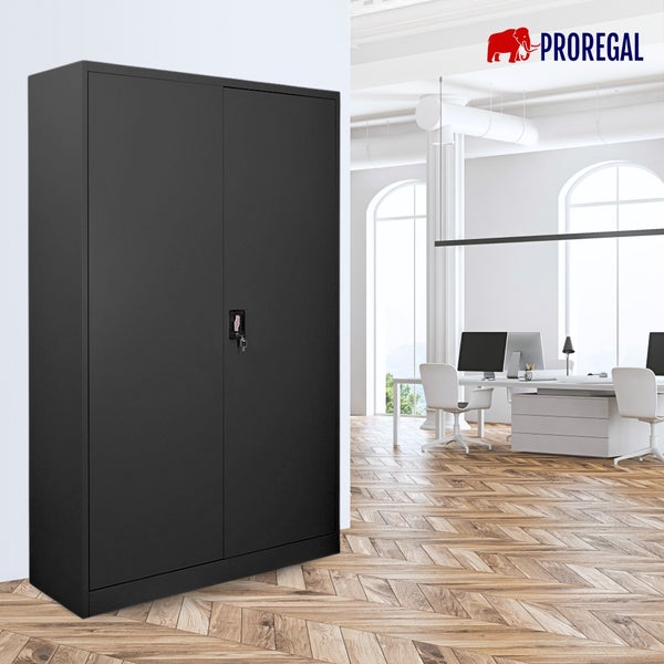 Schwarzer Metall-Büroschrank mit zwei abschließbaren Türen in einem modernen, hellen Büro mit Parkettboden und Schreibtischen. Proregal Logo.