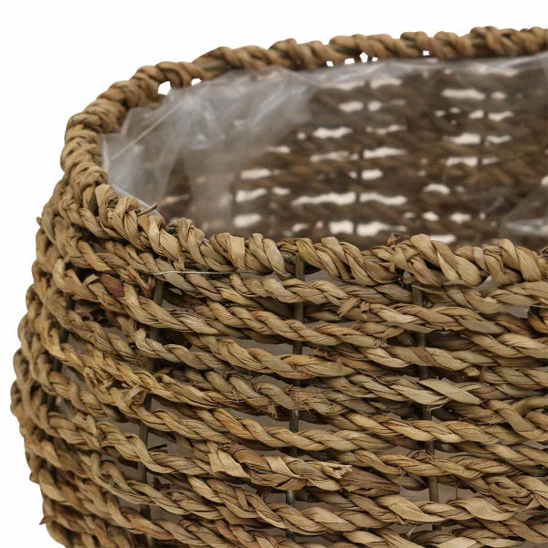 Nahaufnahme eines Pflanzkorbs aus Seegras mit Kunststoffeinsatz