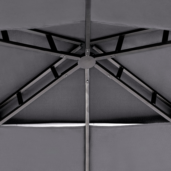 Detailansicht der Strebenkonstruktion eines Sonnenschirms mit Bespannung und Metallgestell von unten.