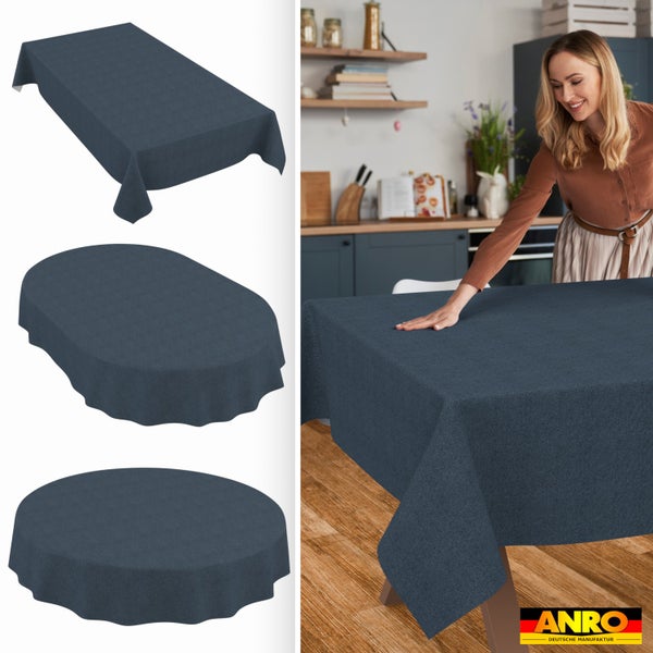 Blaue Tischdecke in rechteckiger, ovaler und runder Form. Eine Frau glättet die Tischdecke auf einem Holztisch in einer hellen Küche. ANRO Logo.