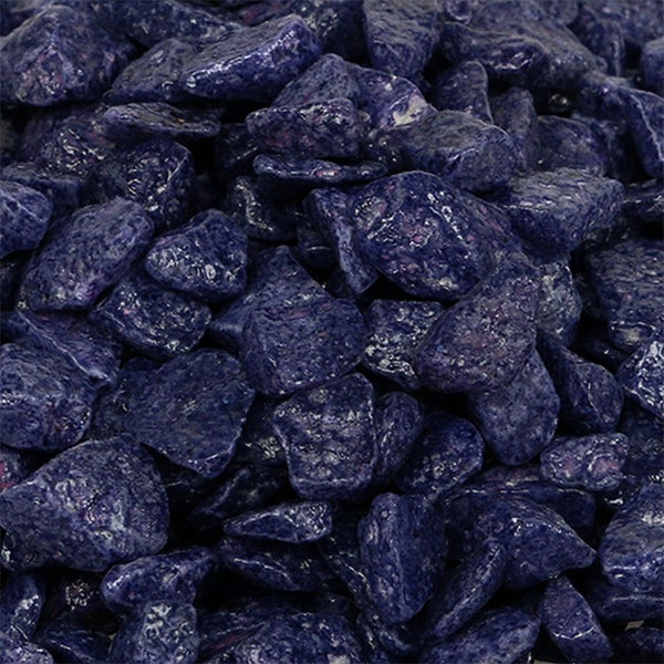 Dunkelviolette Dekosteine mit glänzender Oberfläche in unregelmäßiger Form.