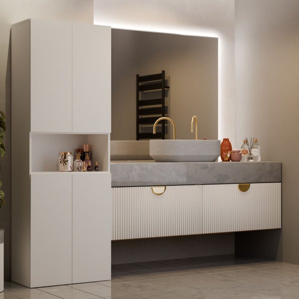 Modernes Badezimmer mit Waschtisch, Spiegel und Hochschrank für ein stilvolles Ambiente