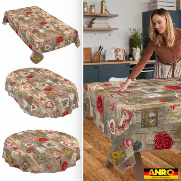 Abwaschbare Tischdecke mit Herz-Motiven auf Holz-Optik in drei Formen, Küchenszene mit Frau am Tisch und ANRO Deutsche Manufaktur Logo.