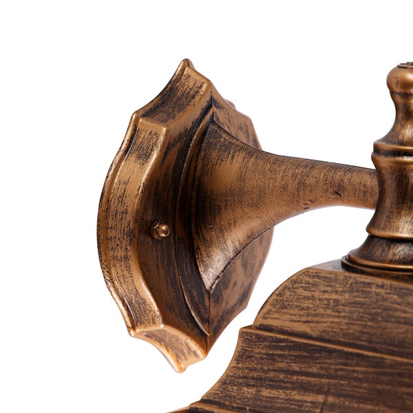 Detail einer Außenwandleuchten-Halterung aus Metall mit antikem Finish.