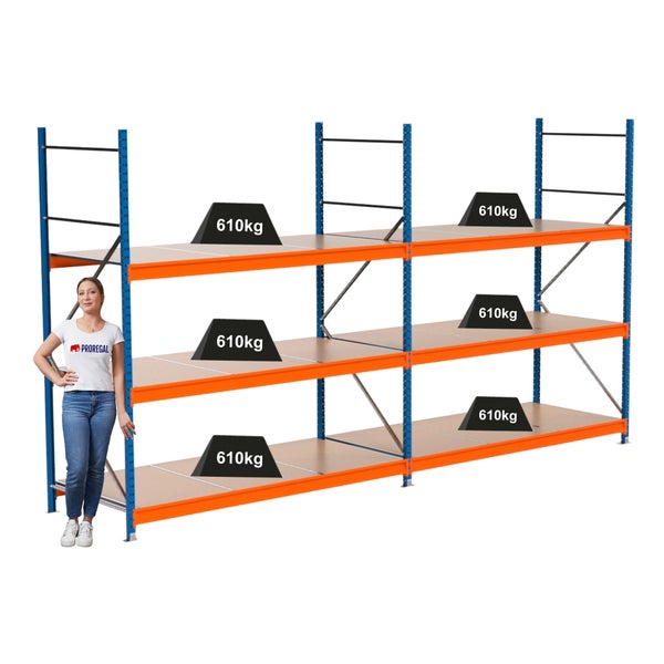 Blaues und oranges Schwerlastregal mit Holzregalböden und einer Traglast von 610 kg pro Regalboden.