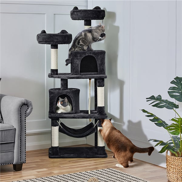 Kratzbaum mit mehreren Ebenen, Höhlen und Hängematte, mit drei Katzen.