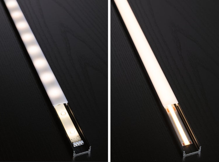 Vergleich von Standard-LED-Streifen mit Lichtpunkten und COB-LED-Streifen mit homogener Lichtverteilung in einem Aluminiumprofil.