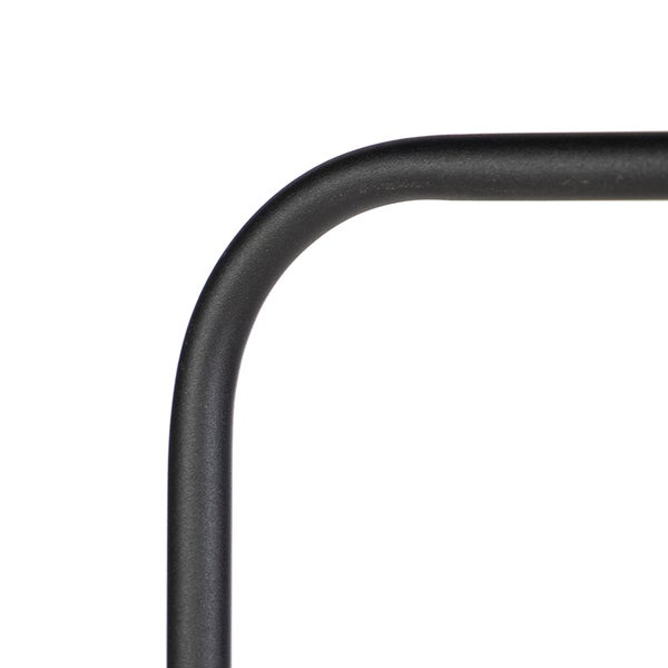 Detailansicht einer abgerundeten Ecke eines schwarzen Metallrohrs.