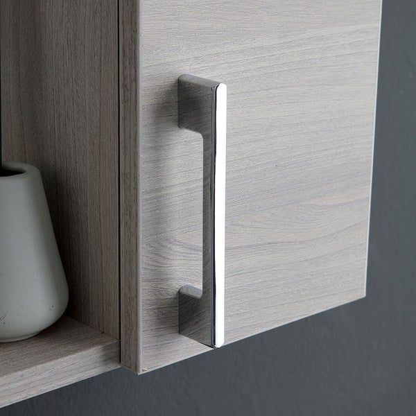 Detailaufnahme eines grauen Hängeschranks mit einem Griff aus Metall.