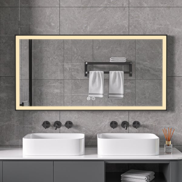 Badezimmer mit beleuchtetem Spiegel, Doppelwaschbecken und Handtuchhalter