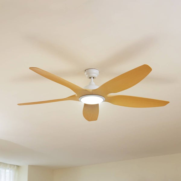 Moderner Deckenventilator mit weißem Gehäuse, fünf Flügeln in Holzoptik und integrierter runder Leuchte.