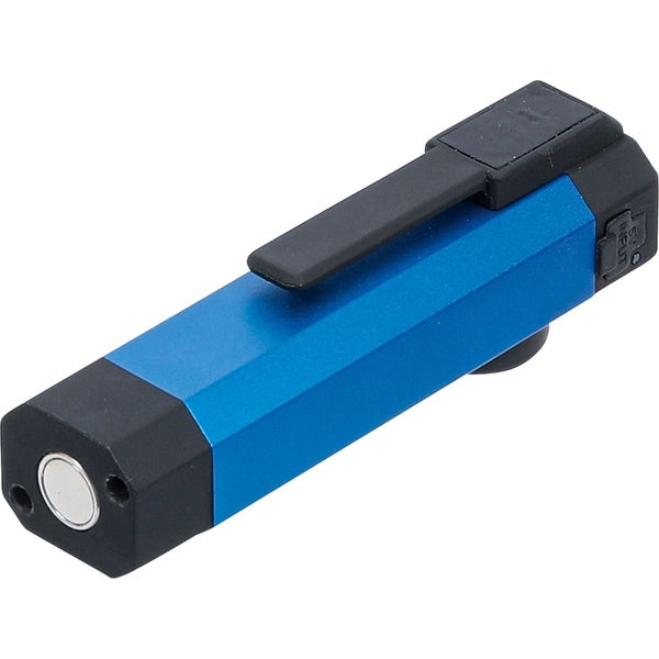 Zwei Liegestühle und ein Tisch für den Aussenbereich