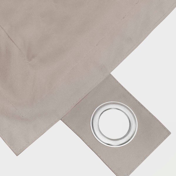 Detailansicht eines beigen Vorhangs aus Webstoff mit einer Metallöse.