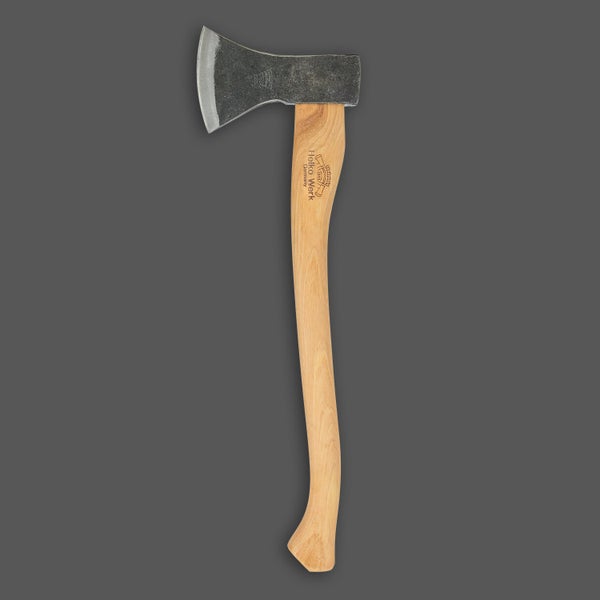 Forstaxt von Helko Werk mit geschmiedetem Axtkopf und Holzstiel aus Hickoryholz.