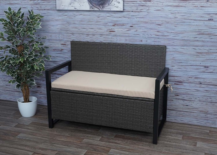 Gartenbank mit Sitztruhe aus grauem Polyrattan, schwarzem Metallgestell und hellbeigem Sitzkissen.