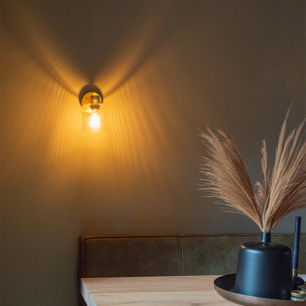 Wandleuchte beleuchtet Tisch mit Dekoration