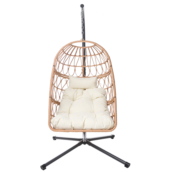 Hängesessel aus Kunststoffgeflecht in Rattan-Optik mit Metallgestell und hellen Sitzkissen.