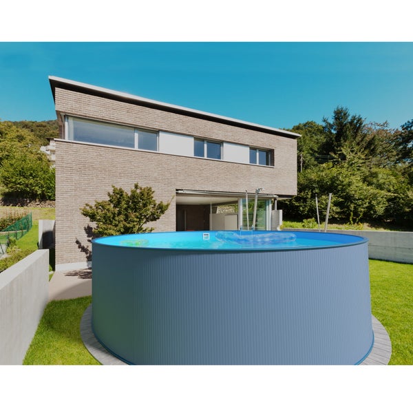 Rundes Aufstellbecken im Garten vor einem Wohnhaus