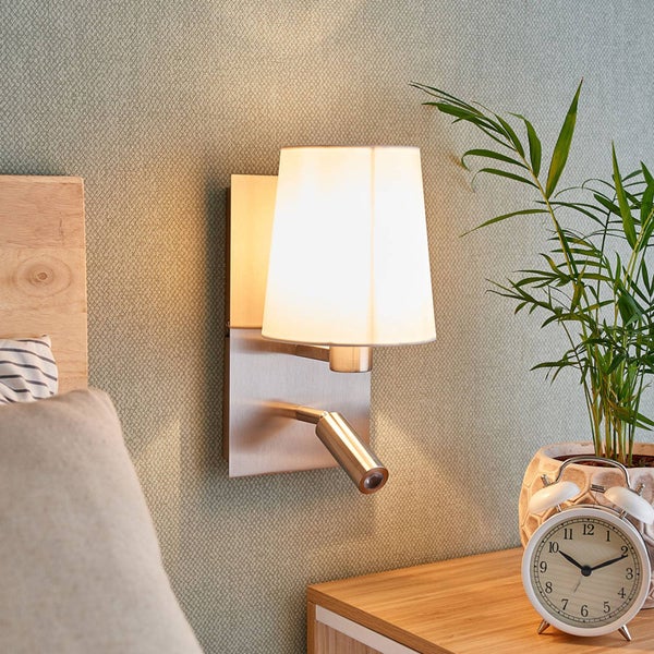 Wandleuchte mit Leselampe und Lampenschirm im Schlafzimmer