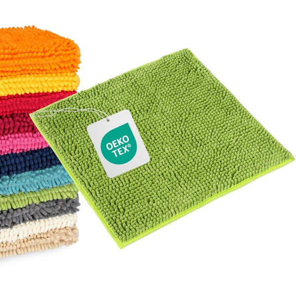 Badematte aus Chenille-Mikrofaser mit OEKO TEX Logo. Stapel bunter Badematten im Hintergrund.