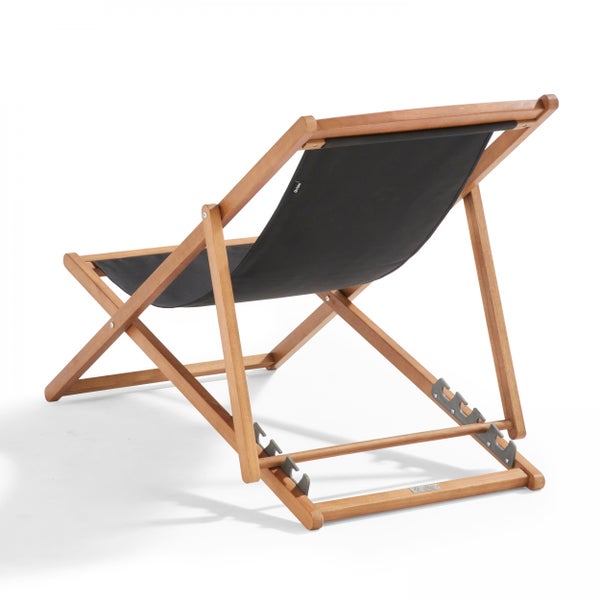 Klappbarer Liegestuhl aus Eukalyptusholz mit dunkelgrauem Stoffbezug und mehrfach verstellbarer Rückenlehne.