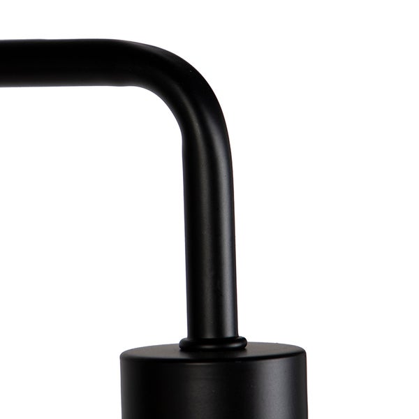 Detailaufnahme einer schwarzen Lampenhalterung.