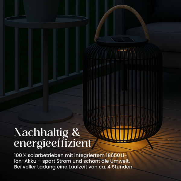 Solarleuchte aus Metall mit Tragegriff aus Seil auf einer Terrasse