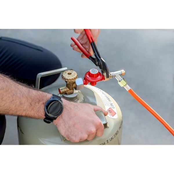 Montage eines Gasdruckreglers an einer Gasflasche unter Verwendung einer Wasserpumpenzange.