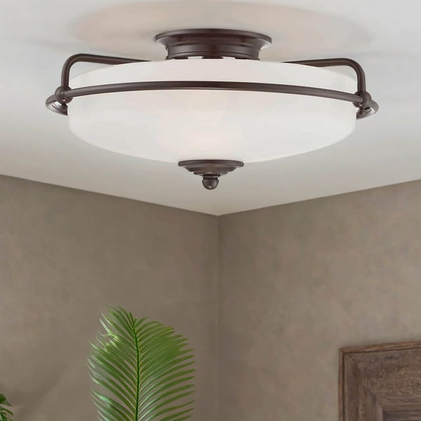 Deckenleuchte mit Lampenschirm aus Glas und Metallgestell an der Decke