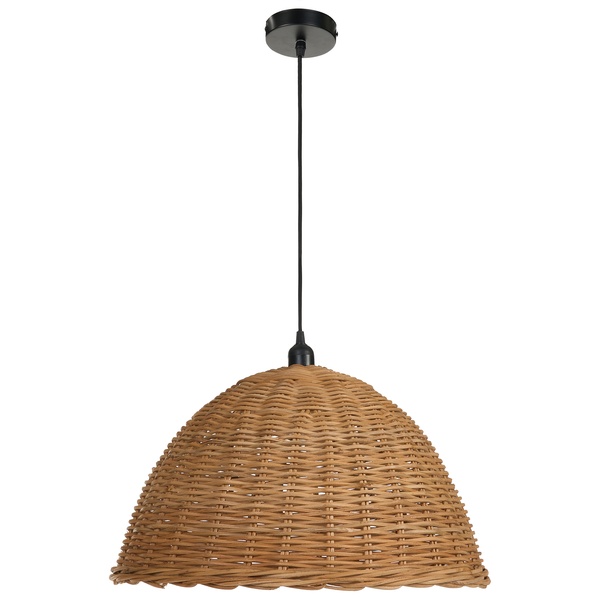 Hängeleuchte mit kuppelförmigem Schirm aus geflochtenem Rattan und schwarzer Aufhängung.