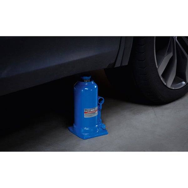 Hydraulischer Stempelwagenheber unter einem Fahrzeug.