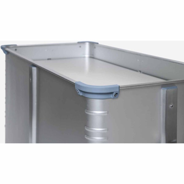 Detailansicht eines Aluminium-Transportbehälters mit Eckenschutz und Verstärkungsprofilen.
