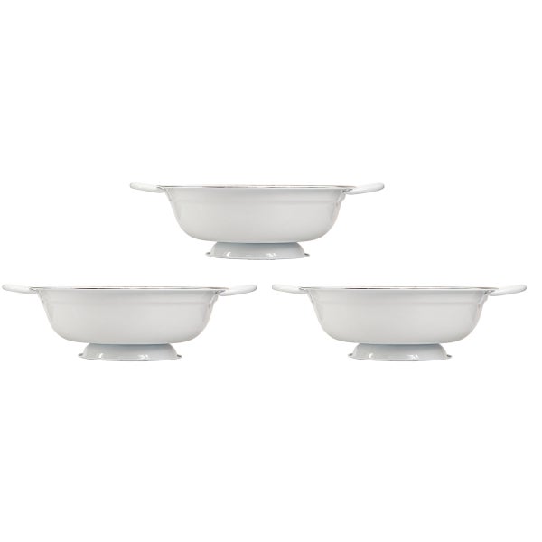 Drei emaillierte Schüsseln mit Füßen und Griffen.