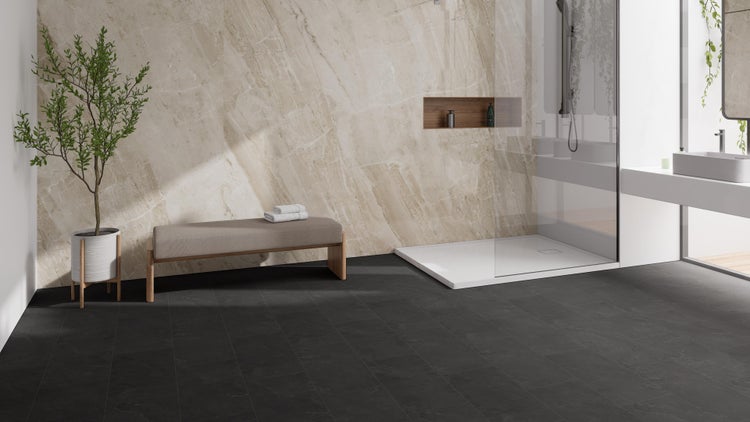 Badezimmer mit Dusche, Sitzbank, Waschtisch und Pflanzen