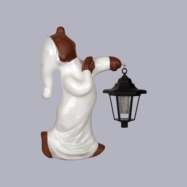 Dekorative Gartenfigur eines Nachtwächters mit weißer Schlafmütze und schwarzer Solarlaterne.