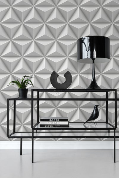 Szene mit einer schwarzen Konsole vor einer Wand mit dreidimensionalen Dreiecksfliesen