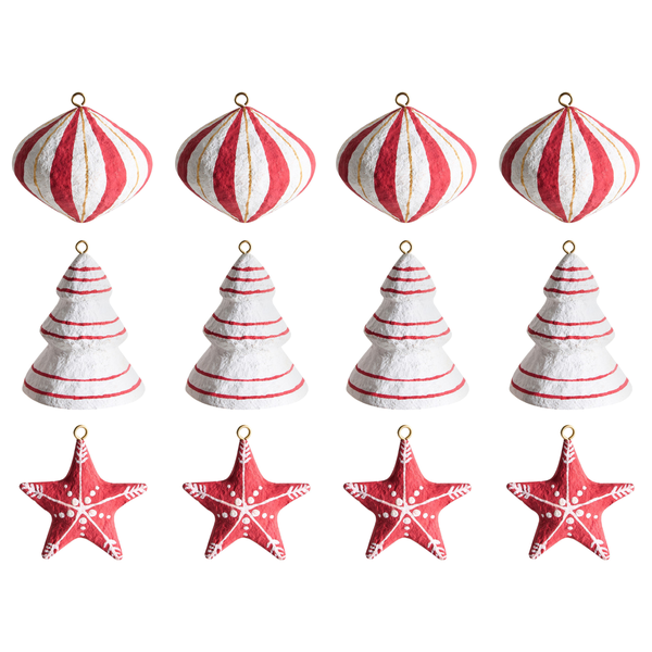 Set aus zwölf rot-weißen Weihnachtsanhängern aus Pappmaché in Form von gestreiften Kugeln, Tannenbäumen und gemusterten Sternen.