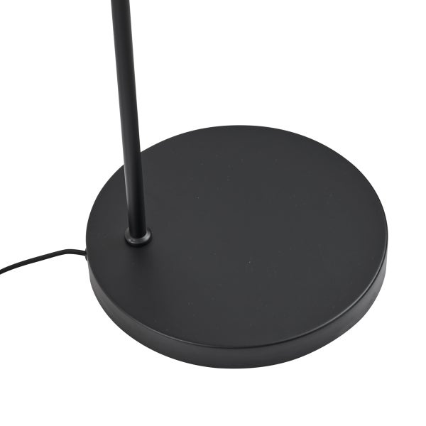 Detailansicht des runden Fußes einer Stehlampe