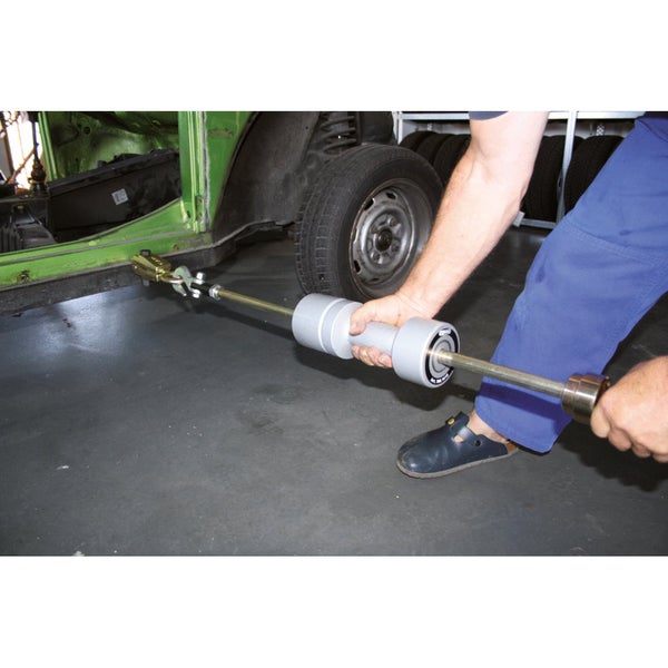 Karosserie Ausbeulwerkzeug im Einsatz an einem grünen Auto