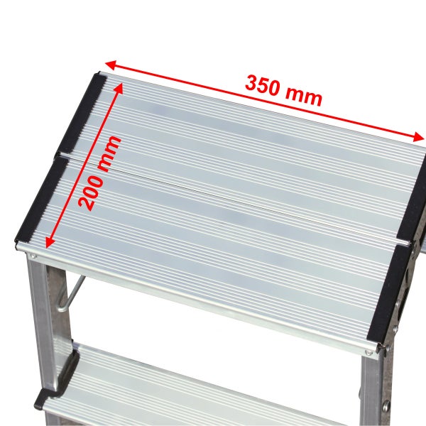 Detailaufnahme einer Trittstufe mit den Maßen 350 mm mal 200 mm.