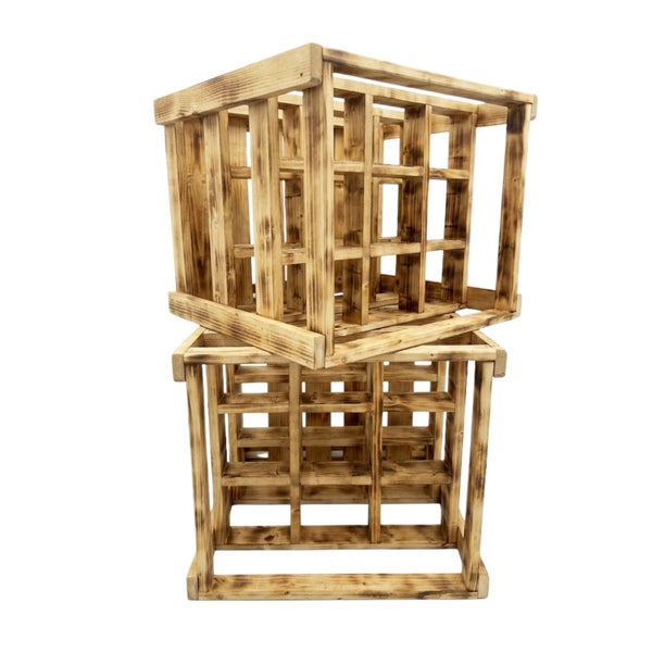 Zwei stapelbare Weinregale aus geflammtem Holz für die Weinlagerung im rustikalen Design.
