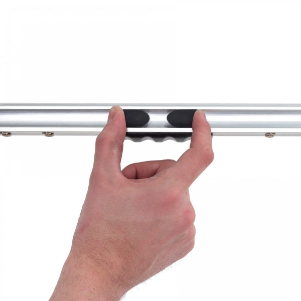 Eine Person demonstriert die Verwendung einer Führungsschiene.